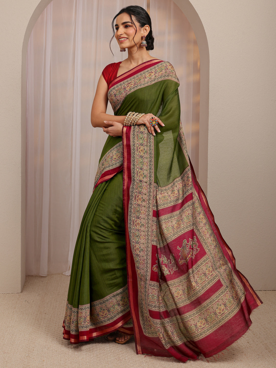 Green Solid Silk Blend Saree With Unstitched Blouse Piece