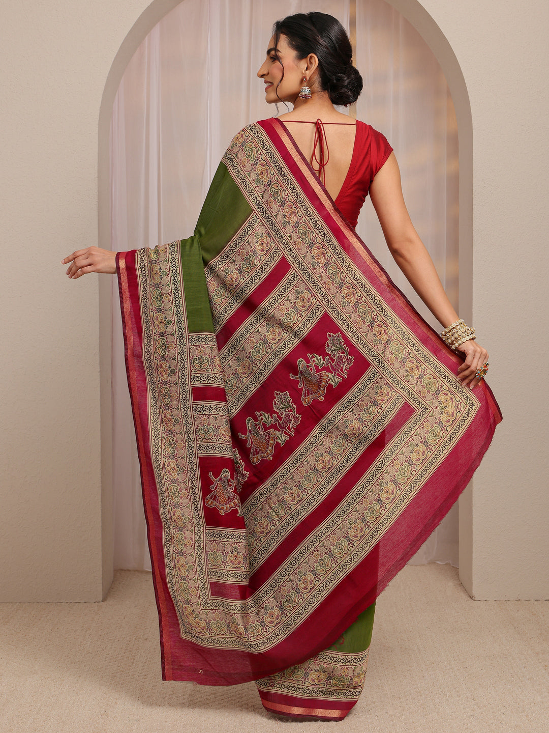 Green Solid Silk Blend Saree With Unstitched Blouse Piece