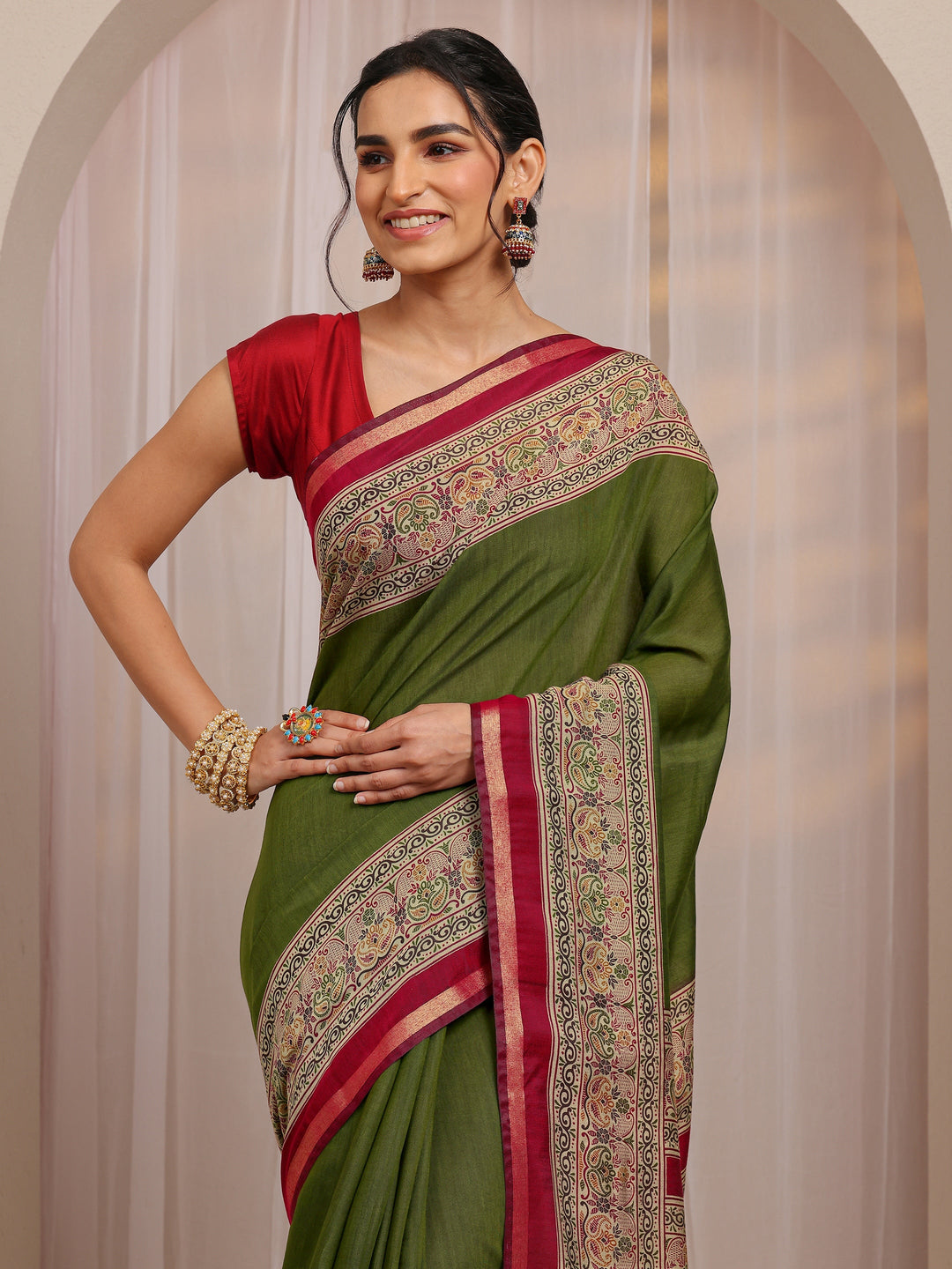 Green Solid Silk Blend Saree With Unstitched Blouse Piece
