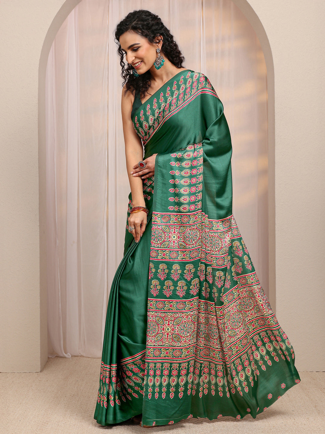 Green Ethnic Motif Silk Blend Saree 
With Unstitched Blouse Piece