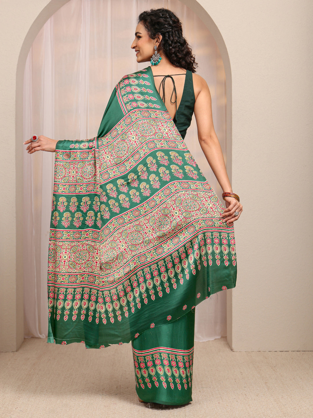 Green Ethnic Motif Silk Blend Saree 
With Unstitched Blouse Piece