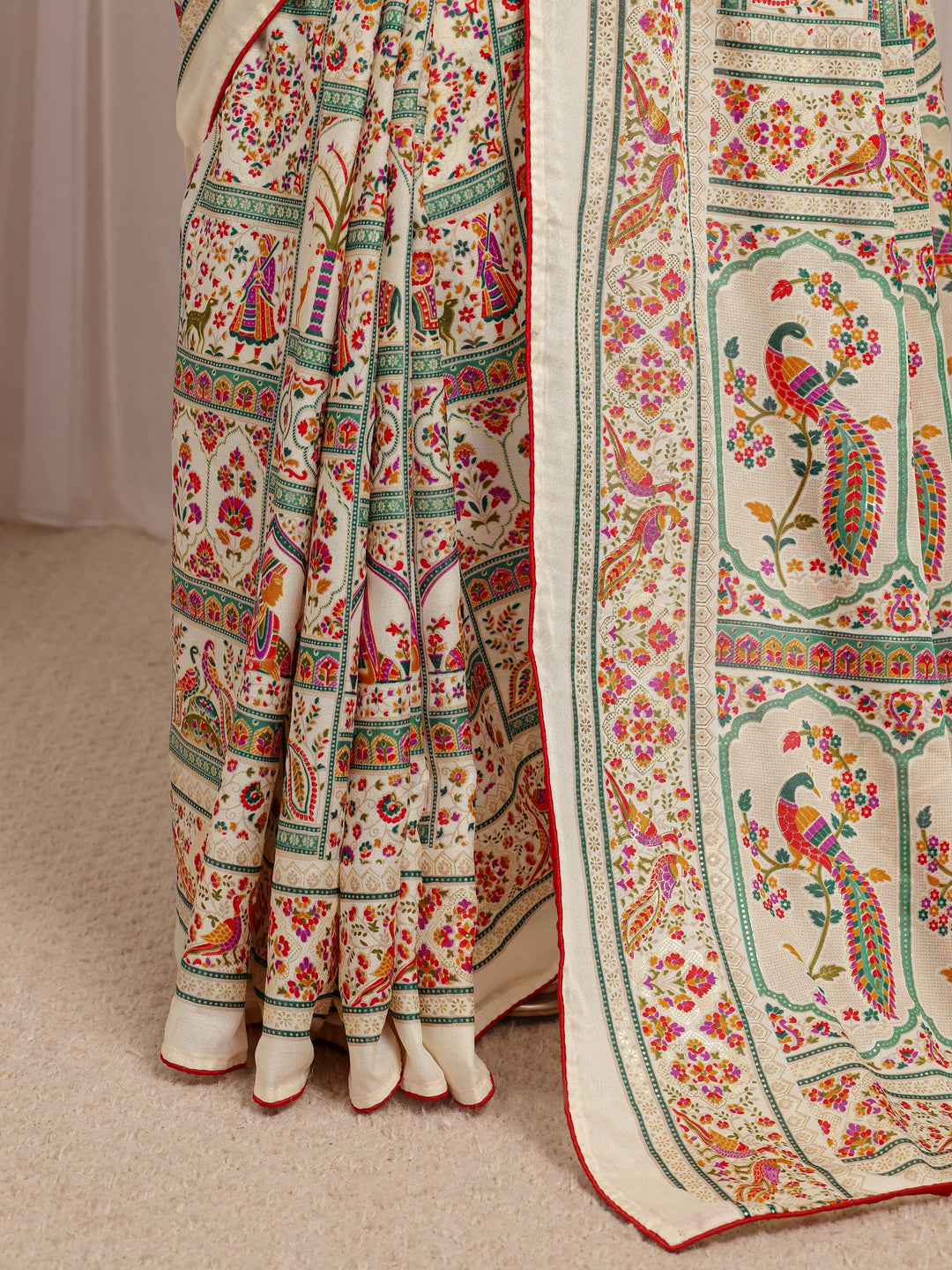 Ivory Ethnic Motifs Printed Silk Blend Saree
With Unstitched Blouse Piece