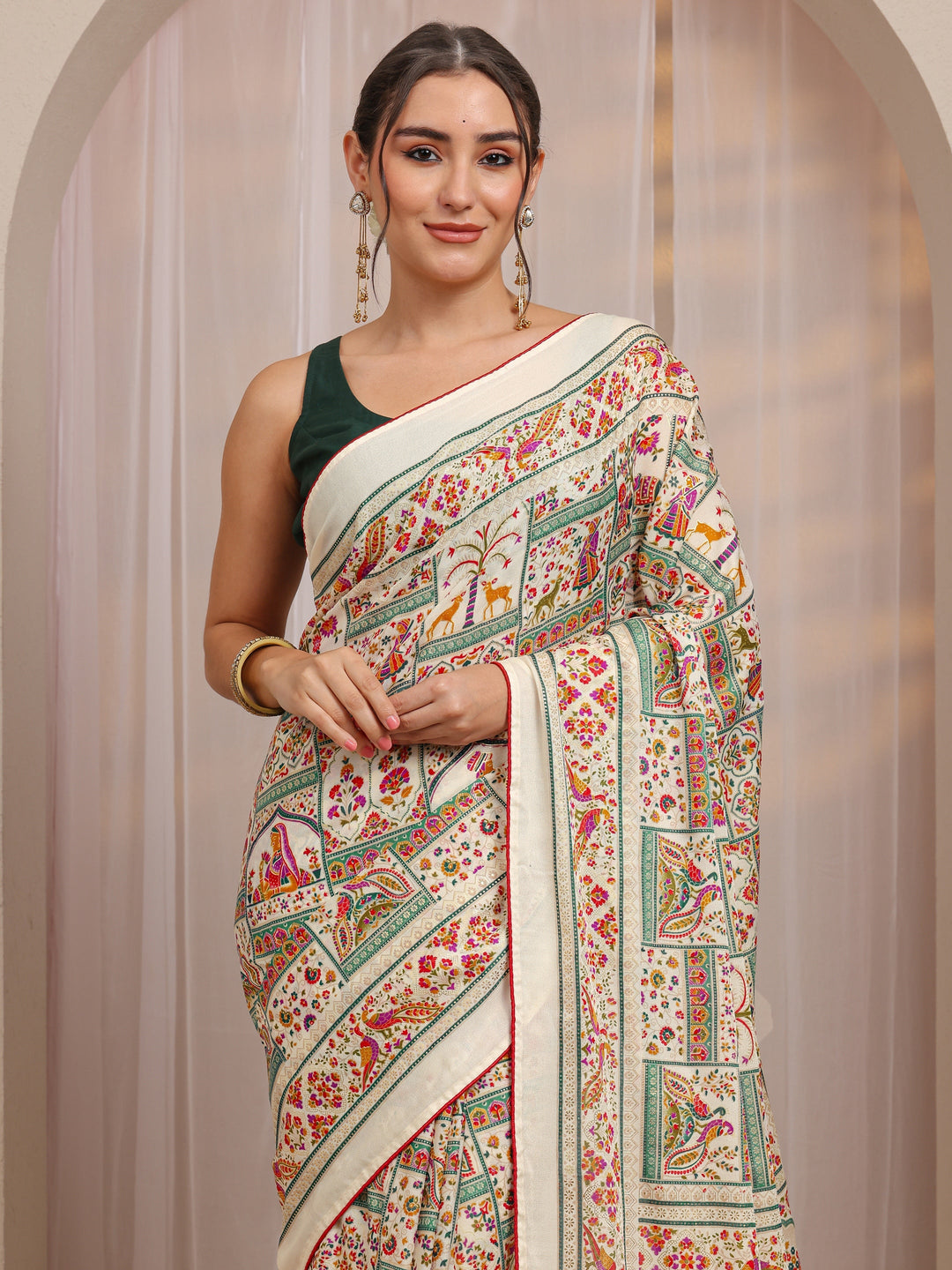 Ivory Ethnic Motifs Printed Silk Blend Saree
With Unstitched Blouse Piece