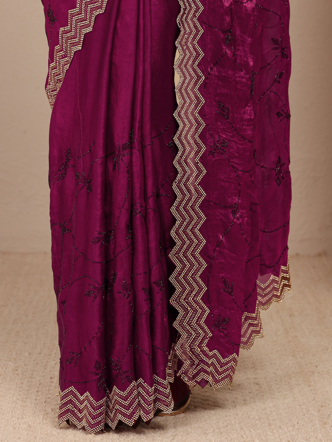 Magenta Embellished Silk Blend Saree
With Unstitched Blouse Piece