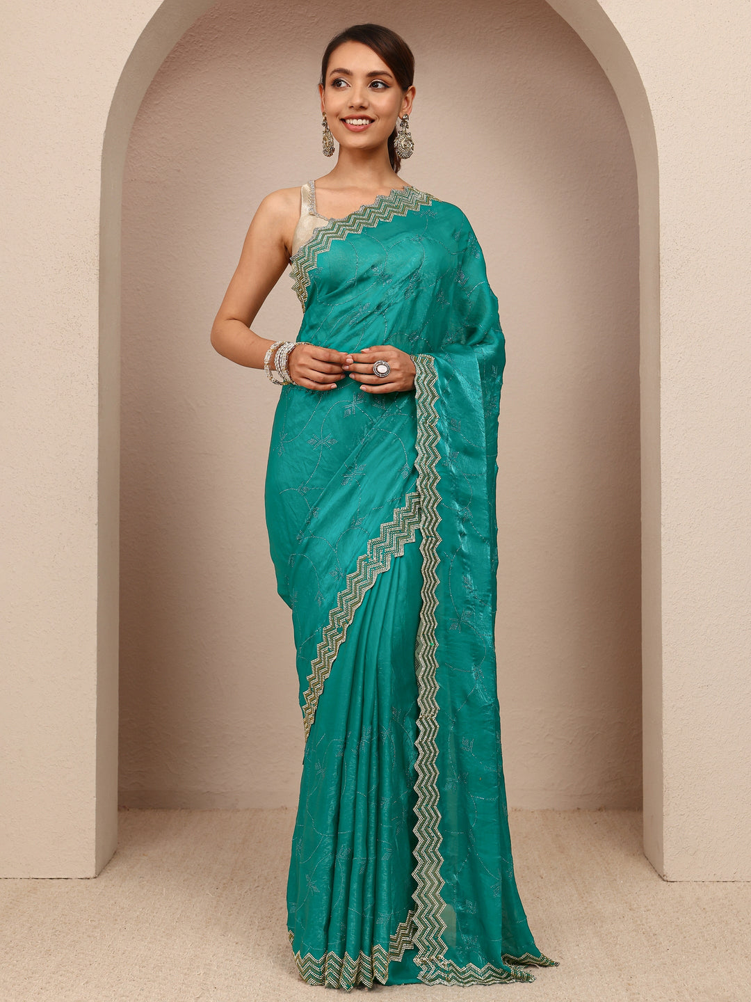 Green Embellished Silk Blend Saree
With Unstitched Blouse Piece