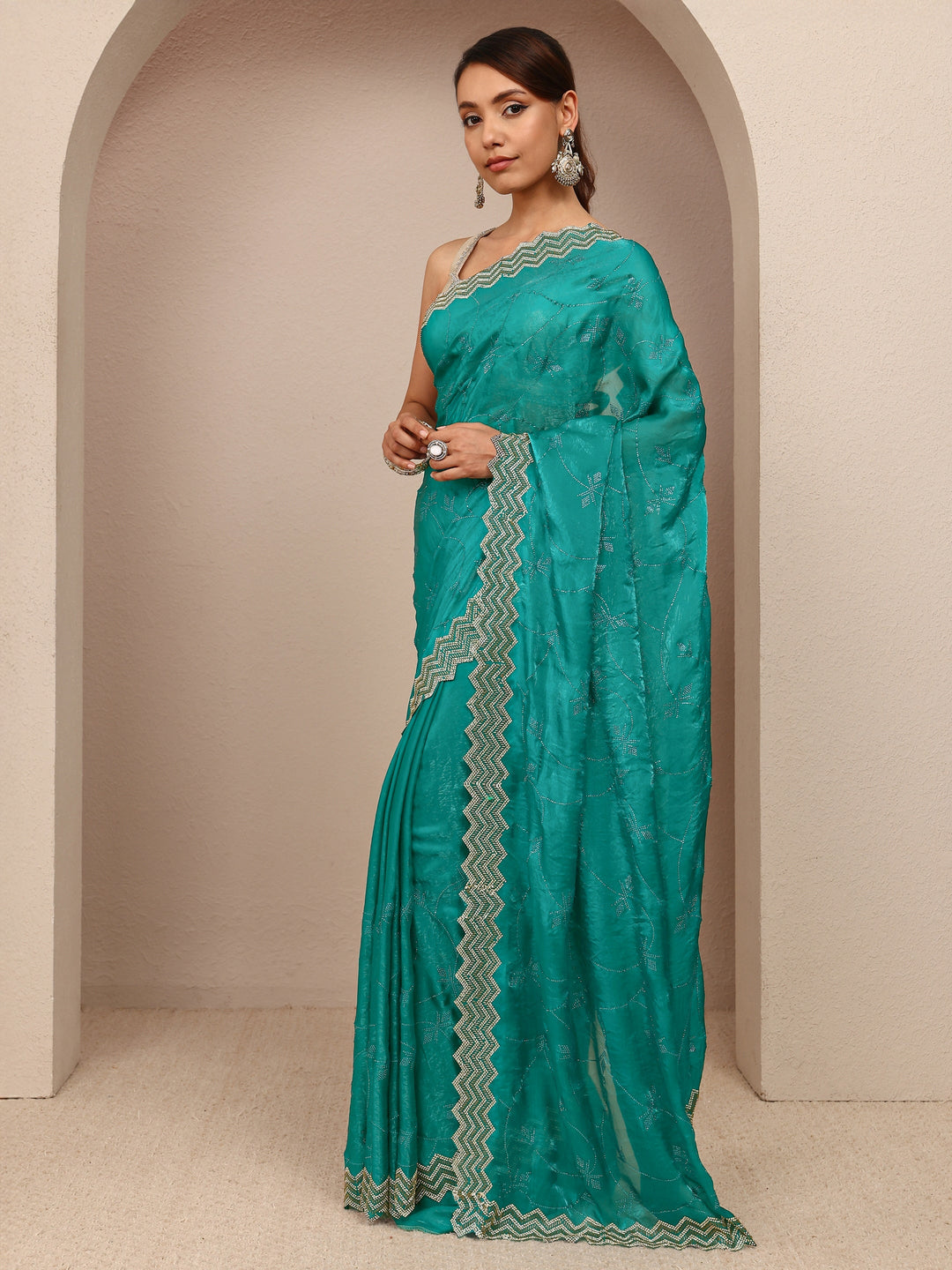 Green Embellished Silk Blend Saree
With Unstitched Blouse Piece