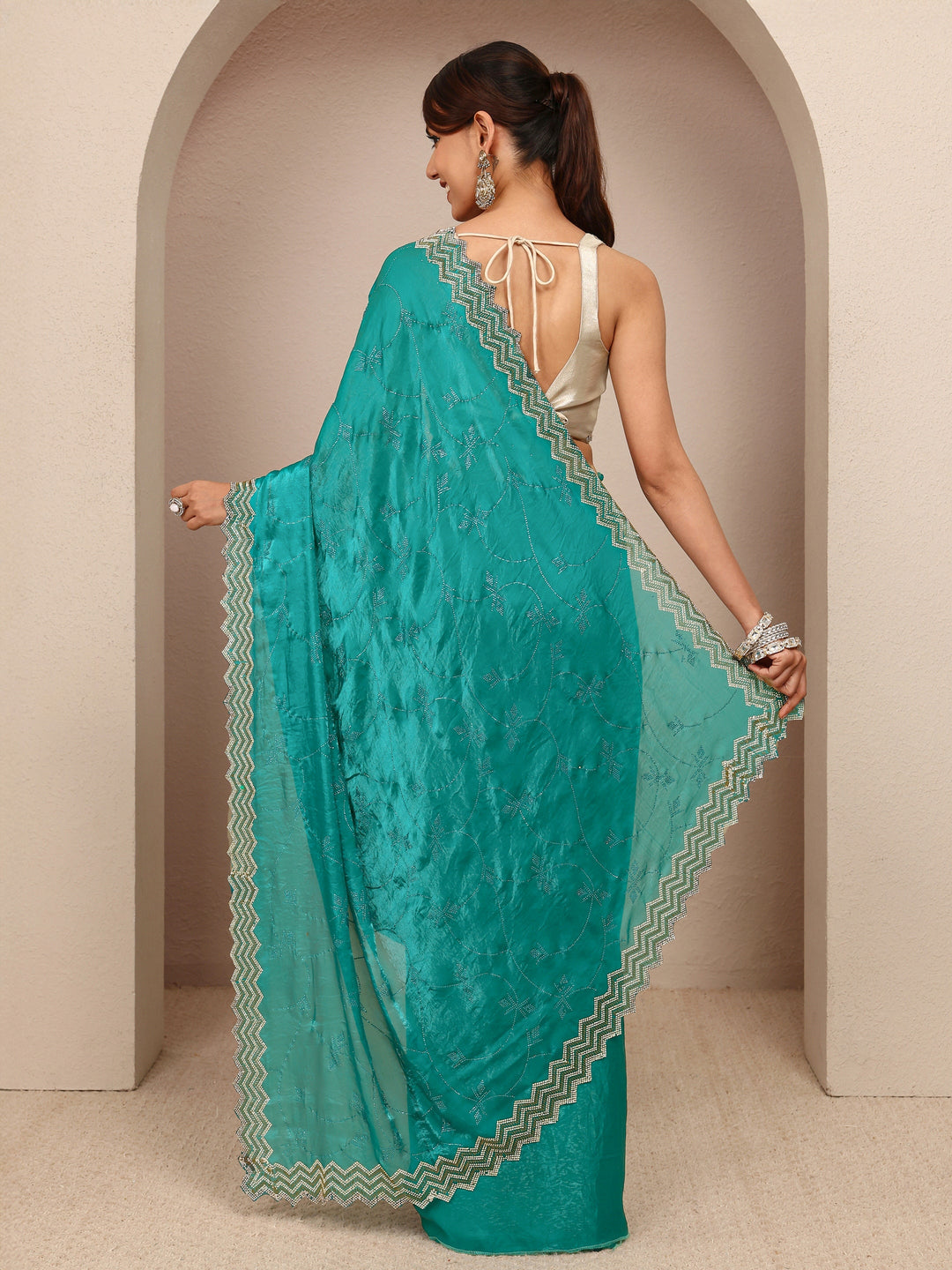 Green Embellished Silk Blend Saree
With Unstitched Blouse Piece