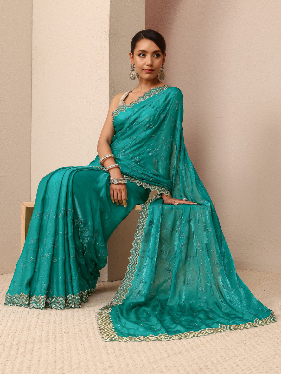 Green Embellished Silk Blend Saree
With Unstitched Blouse Piece