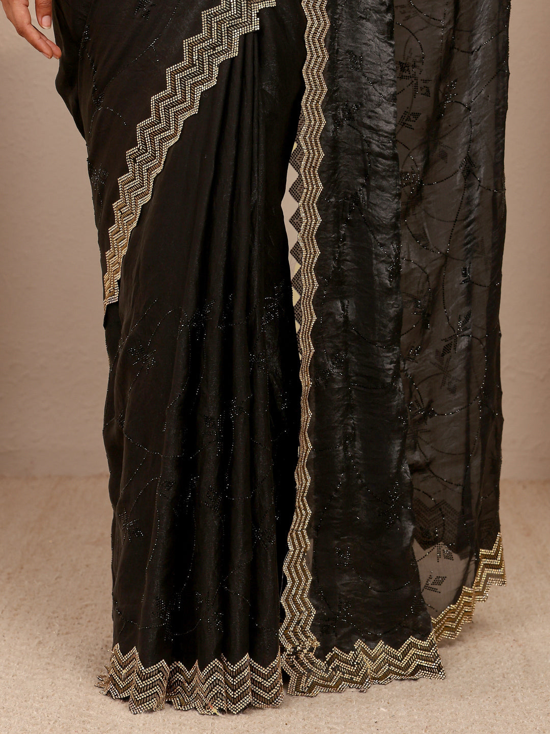 Black Embellished Silk Blend Saree
With Unstitched Blouse Piece