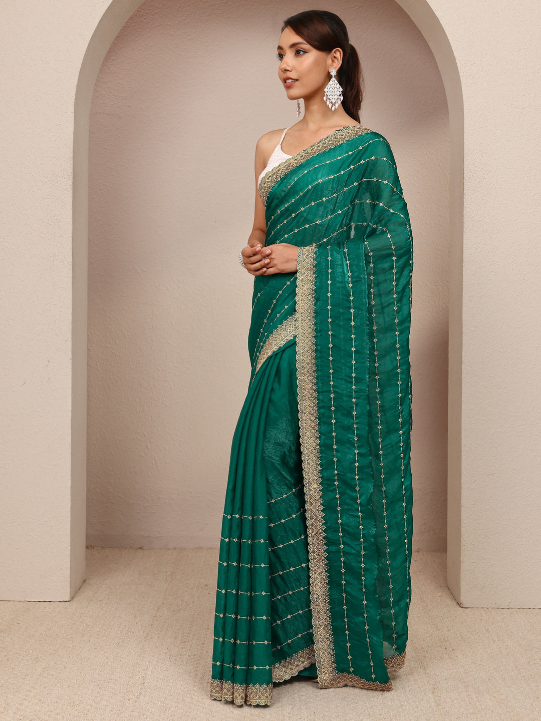 Green Embellished Silk Blend Saree
With Unstitched Blouse Piece