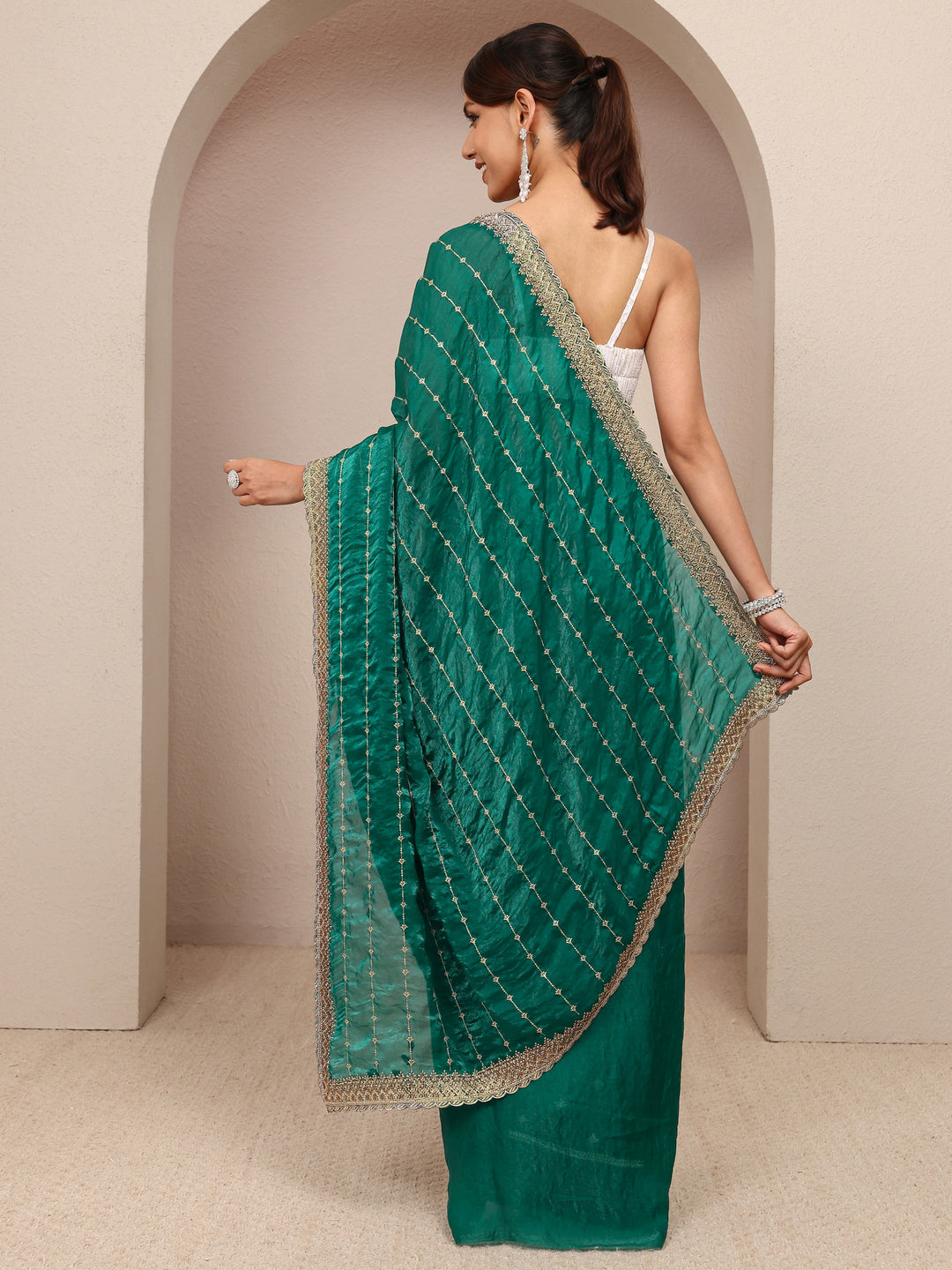 Green Embellished Silk Blend Saree
With Unstitched Blouse Piece