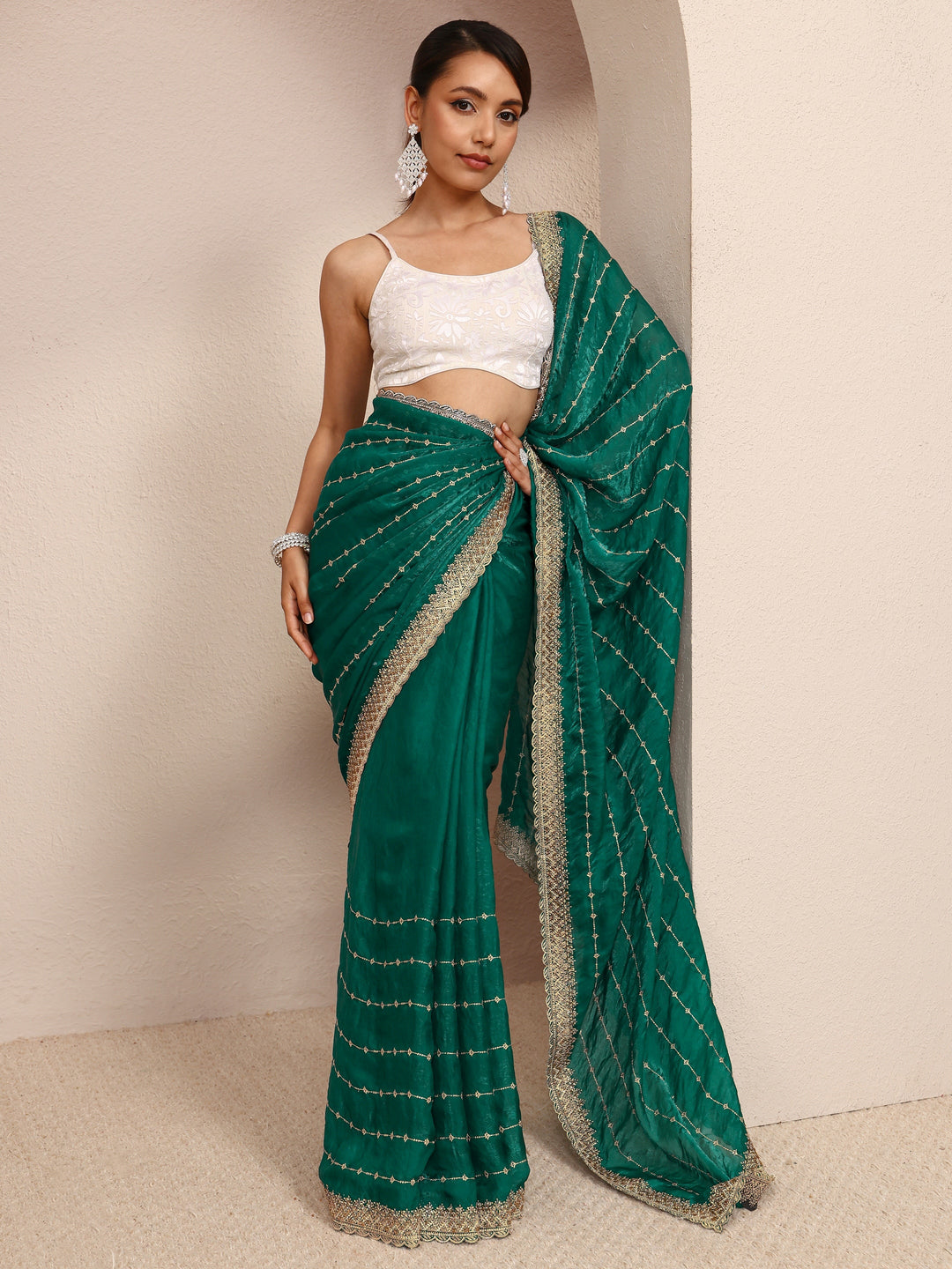 Green Embellished Silk Blend Saree
With Unstitched Blouse Piece