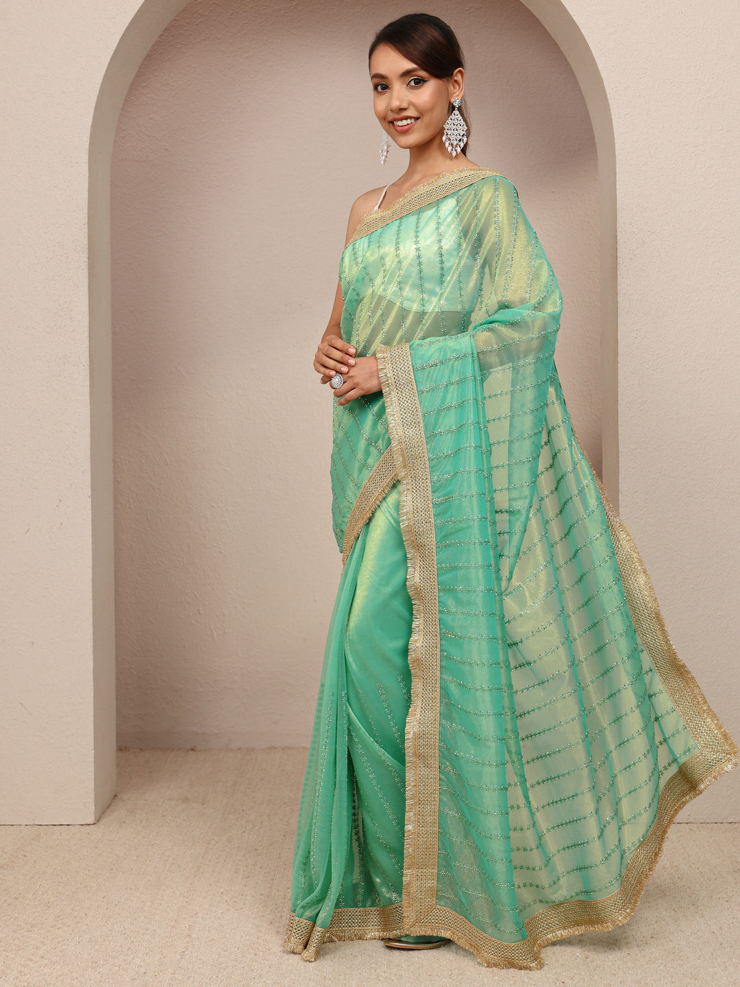 Green Embellished Silk Blend Saree
With Unstitched Blouse Piece