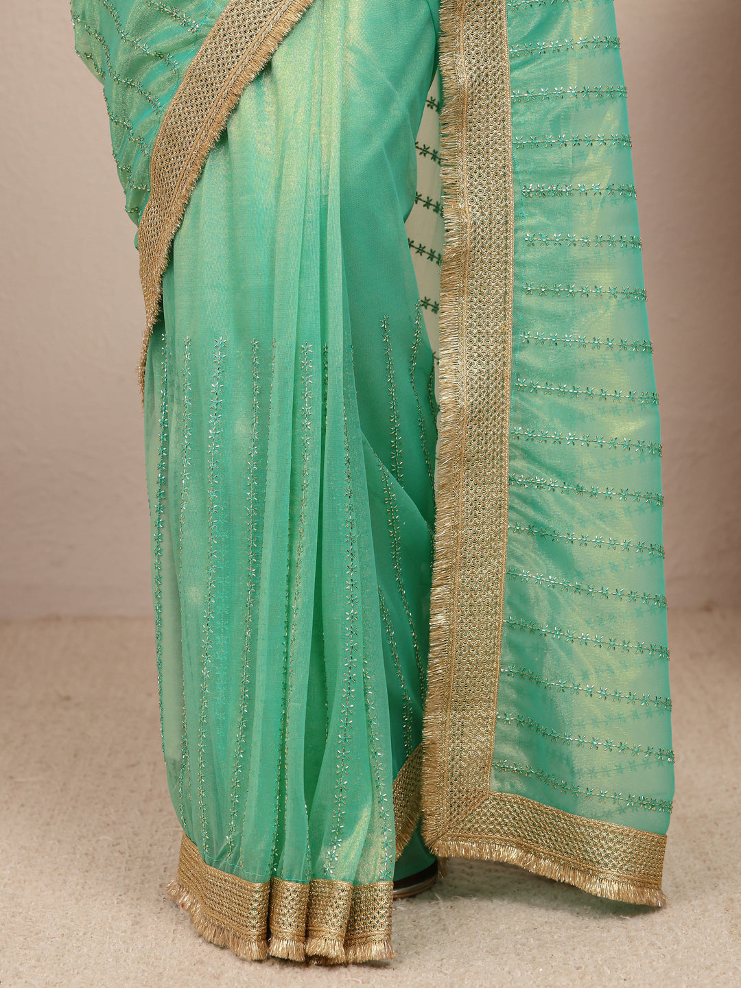 Green Embellished Silk Blend Saree
With Unstitched Blouse Piece