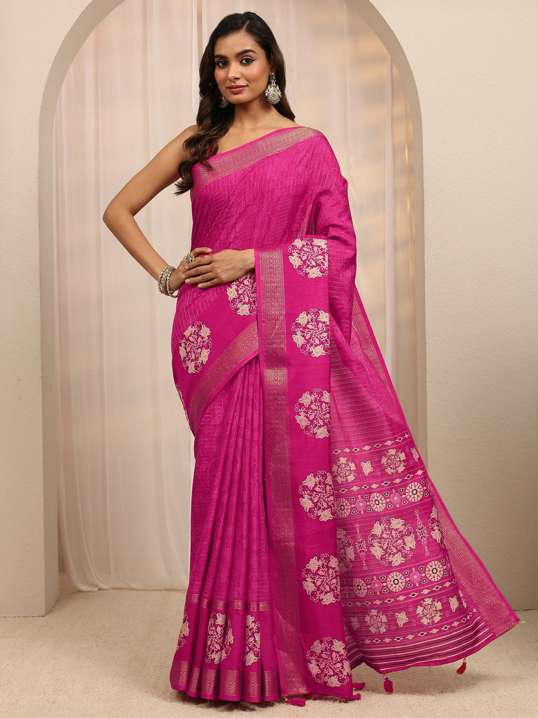 Pink Floral Printed Silk Blend Saree 
With Unstitched Blouse Piece