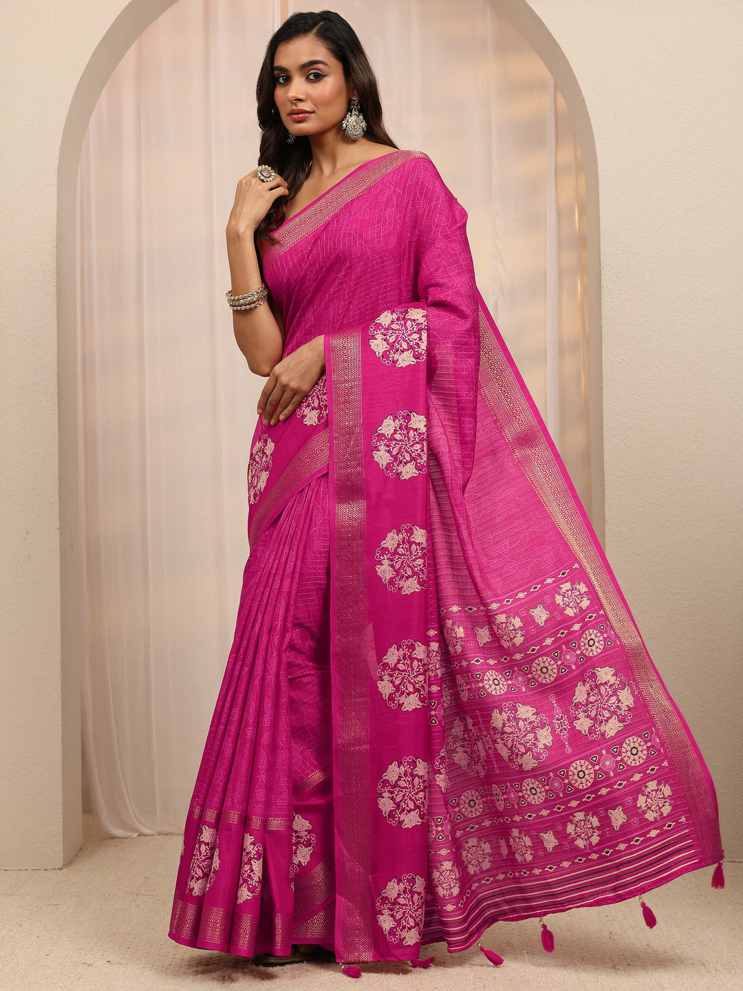 Pink Floral Printed Silk Blend Saree 
With Unstitched Blouse Piece