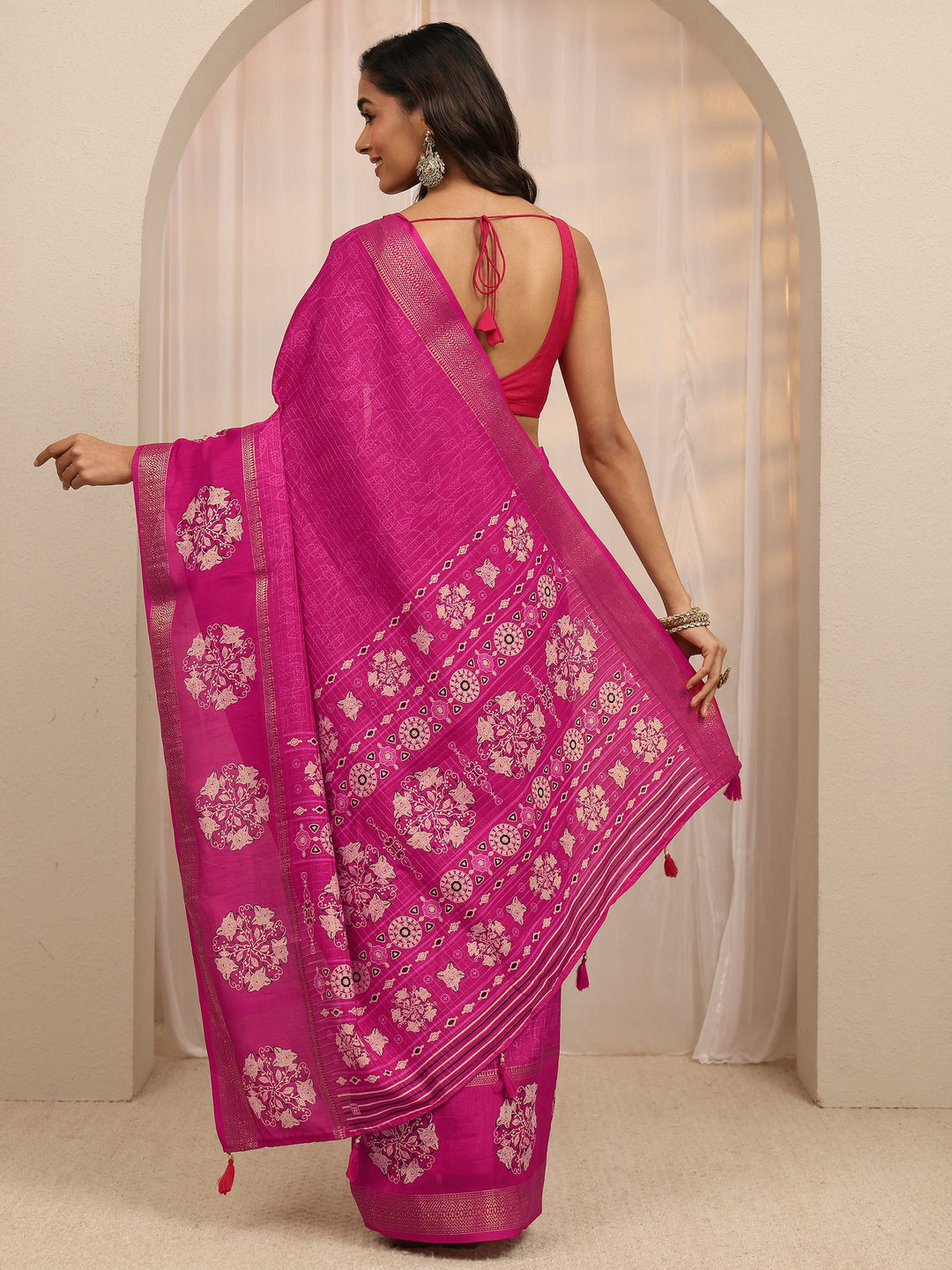 Pink Floral Printed Silk Blend Saree 
With Unstitched Blouse Piece