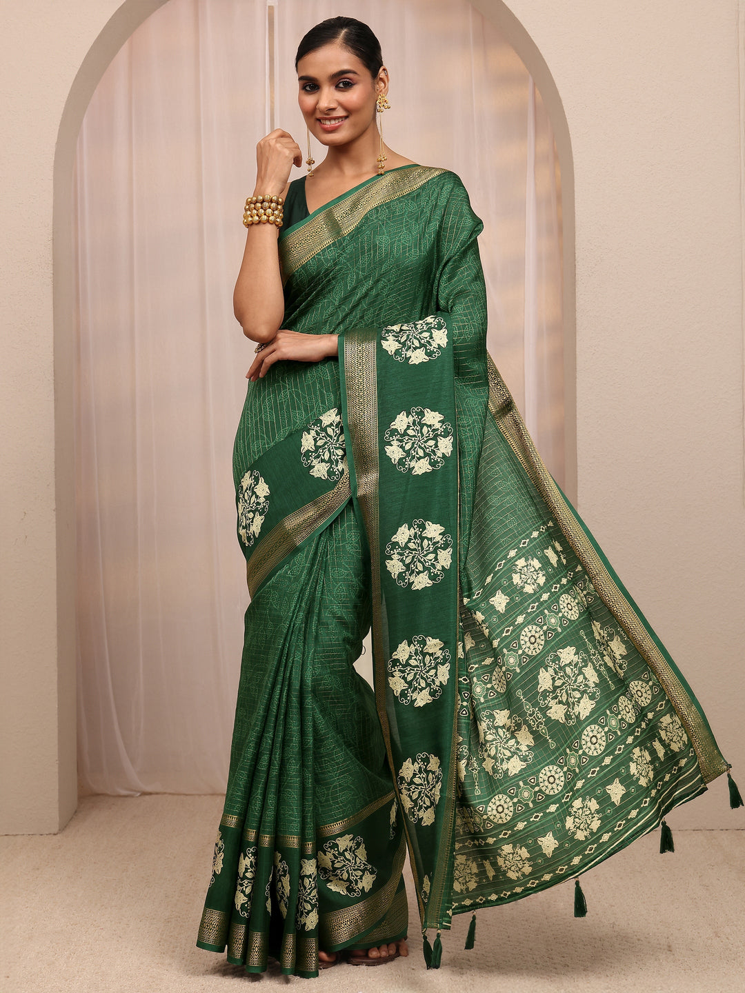 Green Floral Printed Silk Blend Saree 
With Unstitched Blouse Piece