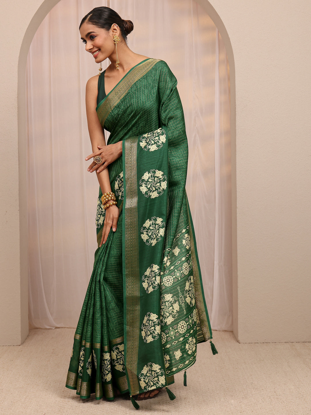 Green Floral Printed Silk Blend Saree 
With Unstitched Blouse Piece