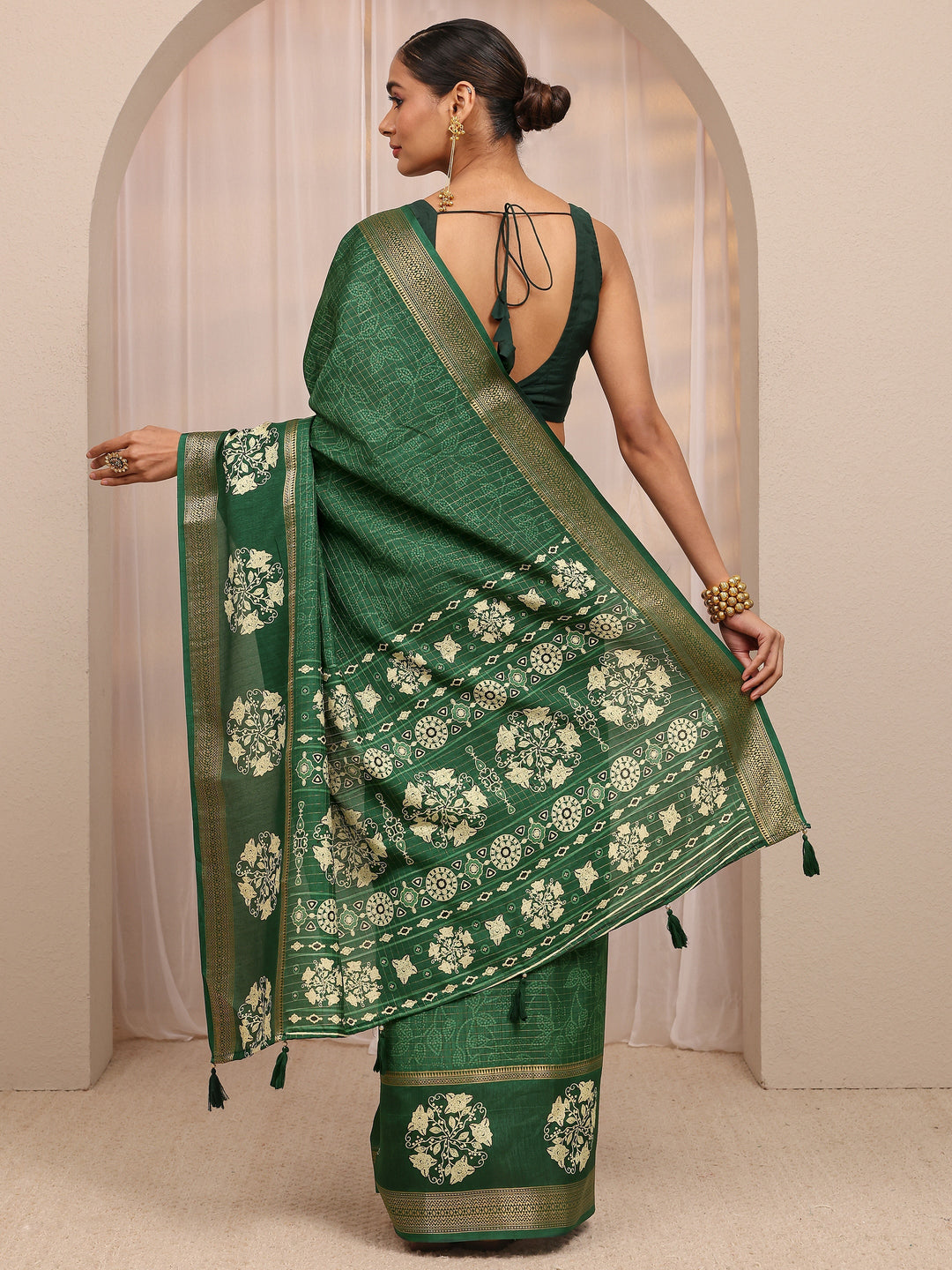 Green Floral Printed Silk Blend Saree 
With Unstitched Blouse Piece