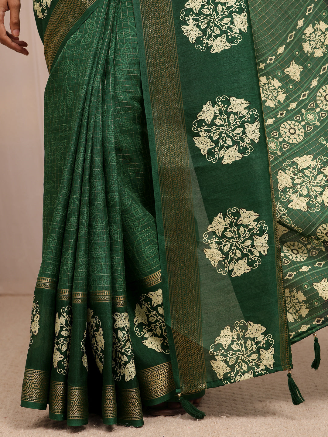 Green Floral Printed Silk Blend Saree 
With Unstitched Blouse Piece