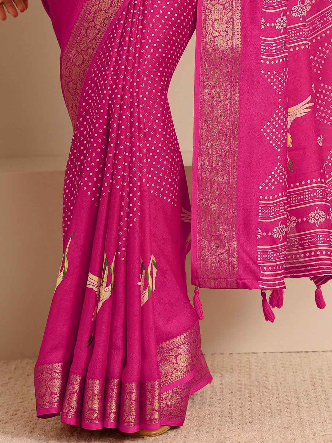 Pink Quirky Printed Silk Blend Saree With Unstitched Blouse Piece