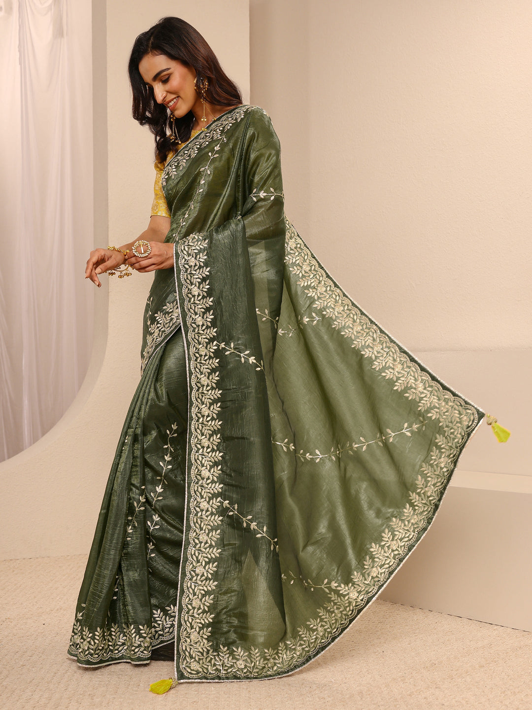 Green Embellished Silk Blend Saree With Unstitched Blouse Piece