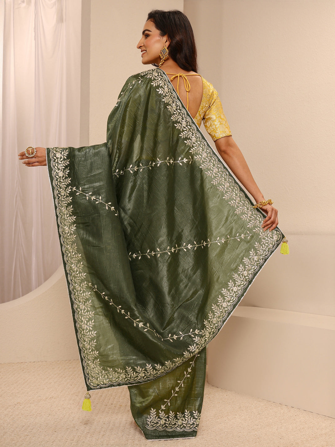 Green Embellished Silk Blend Saree With Unstitched Blouse Piece