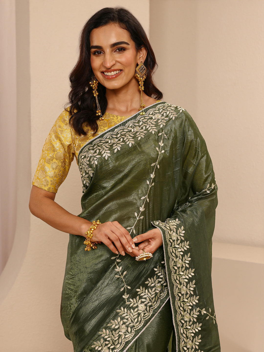 Green Embellished Silk Blend Saree With Unstitched Blouse Piece