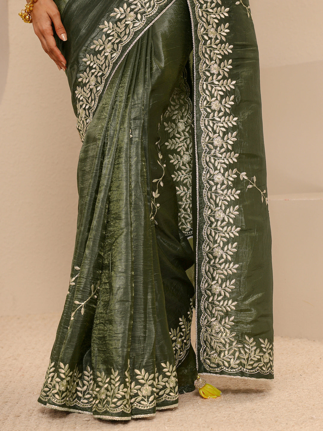 Green Embellished Silk Blend Saree With Unstitched Blouse Piece