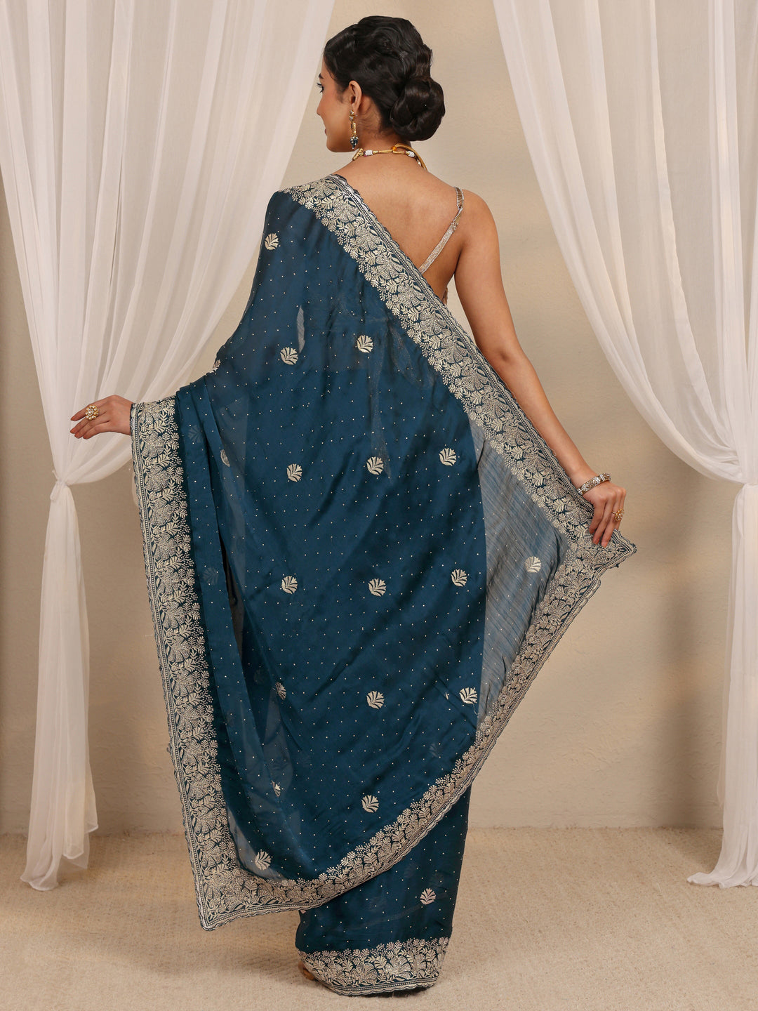 Teal Floral Embellished Silk Blend Saree With Unstitched Blouse Piece