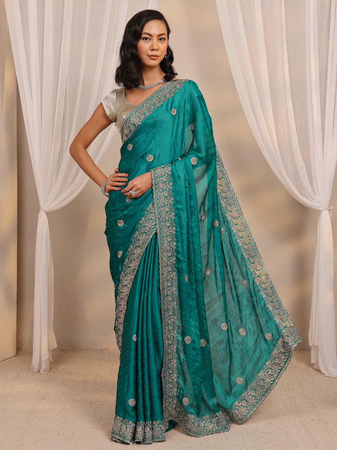 Green Floral Embellished Silk Blend Saree With Unstitched Blouse Piece