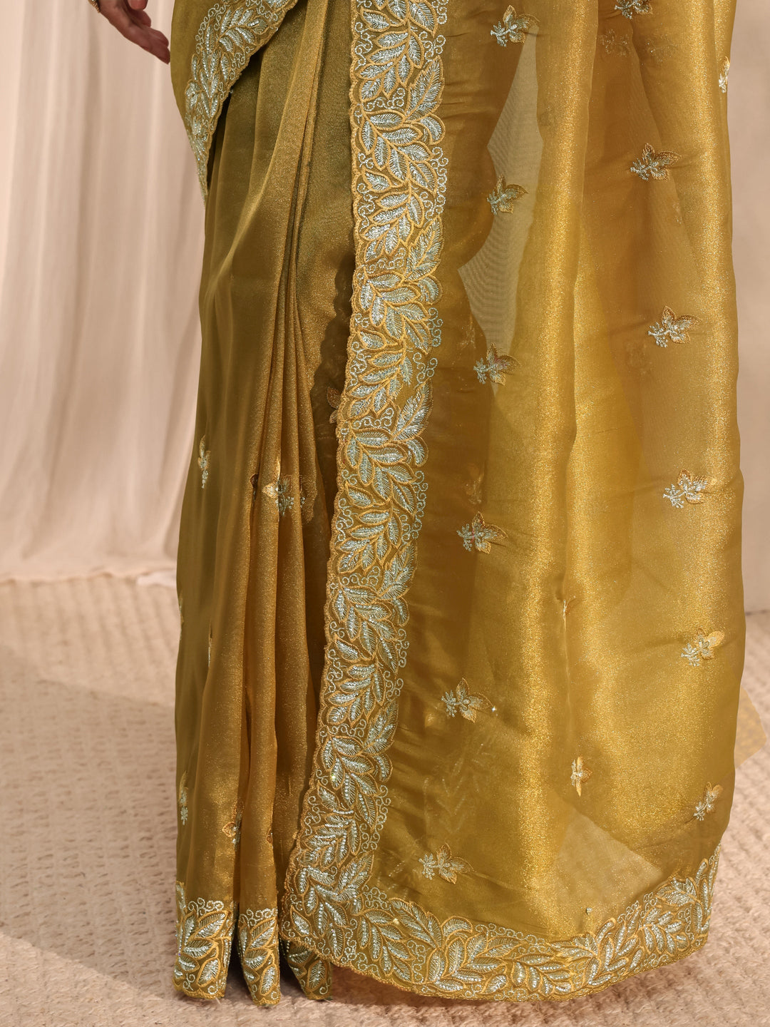 Green Embroidered Silk Blend Saree 
With Unstitched Blouse Piece