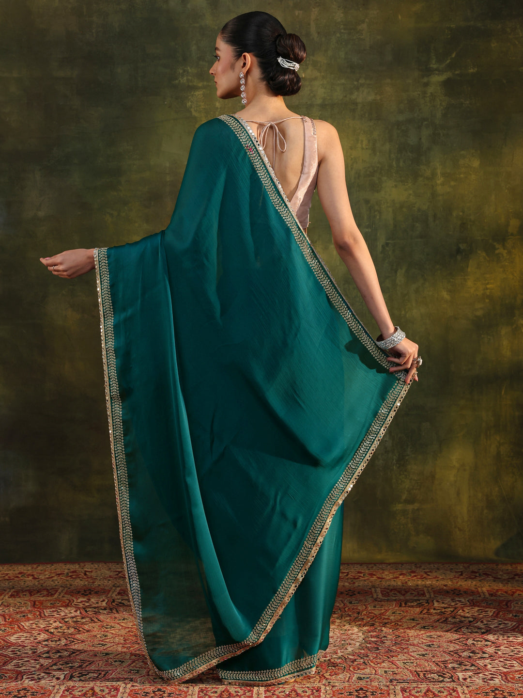 Green Embellished Silk Blend Saree With Unstitched Blouse Piece