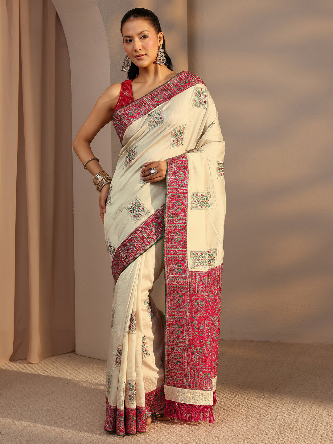Cream Ethnic Motifs Embroidered Silk Blend Saree With Unstitched Blouse Piece