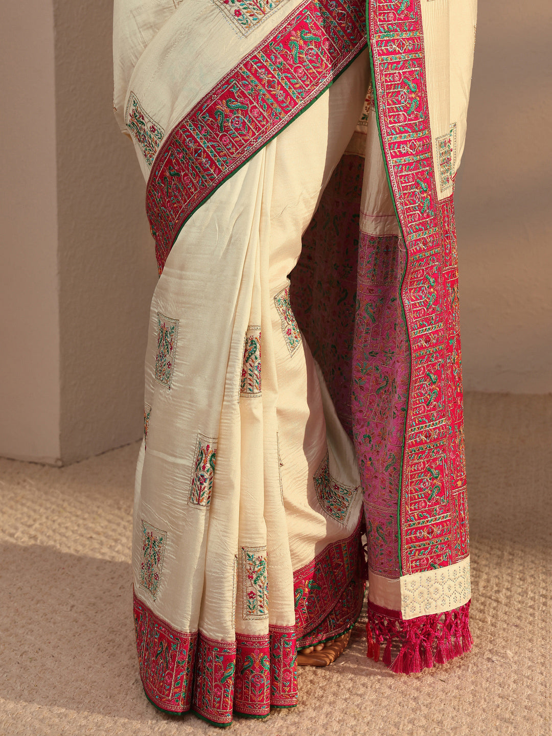 Cream Ethnic Motifs Embroidered Silk Blend Saree With Unstitched Blouse Piece