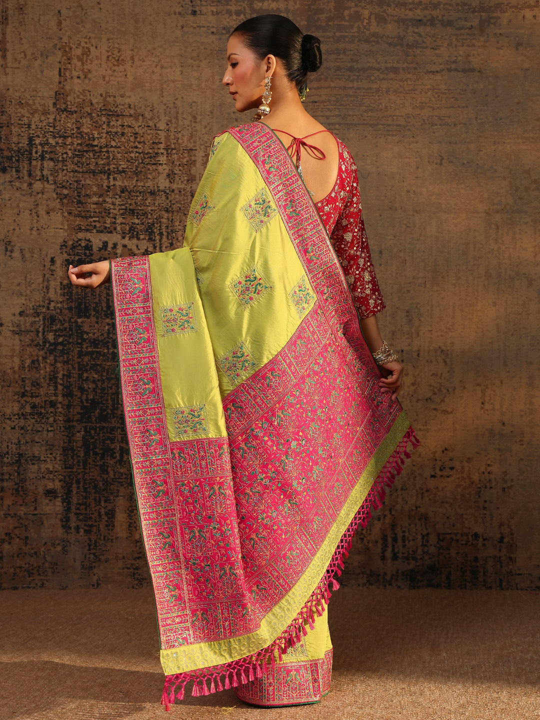 Green Ethnic Motifs Embroidered Silk Blend Saree With Unstitched Blouse Piece