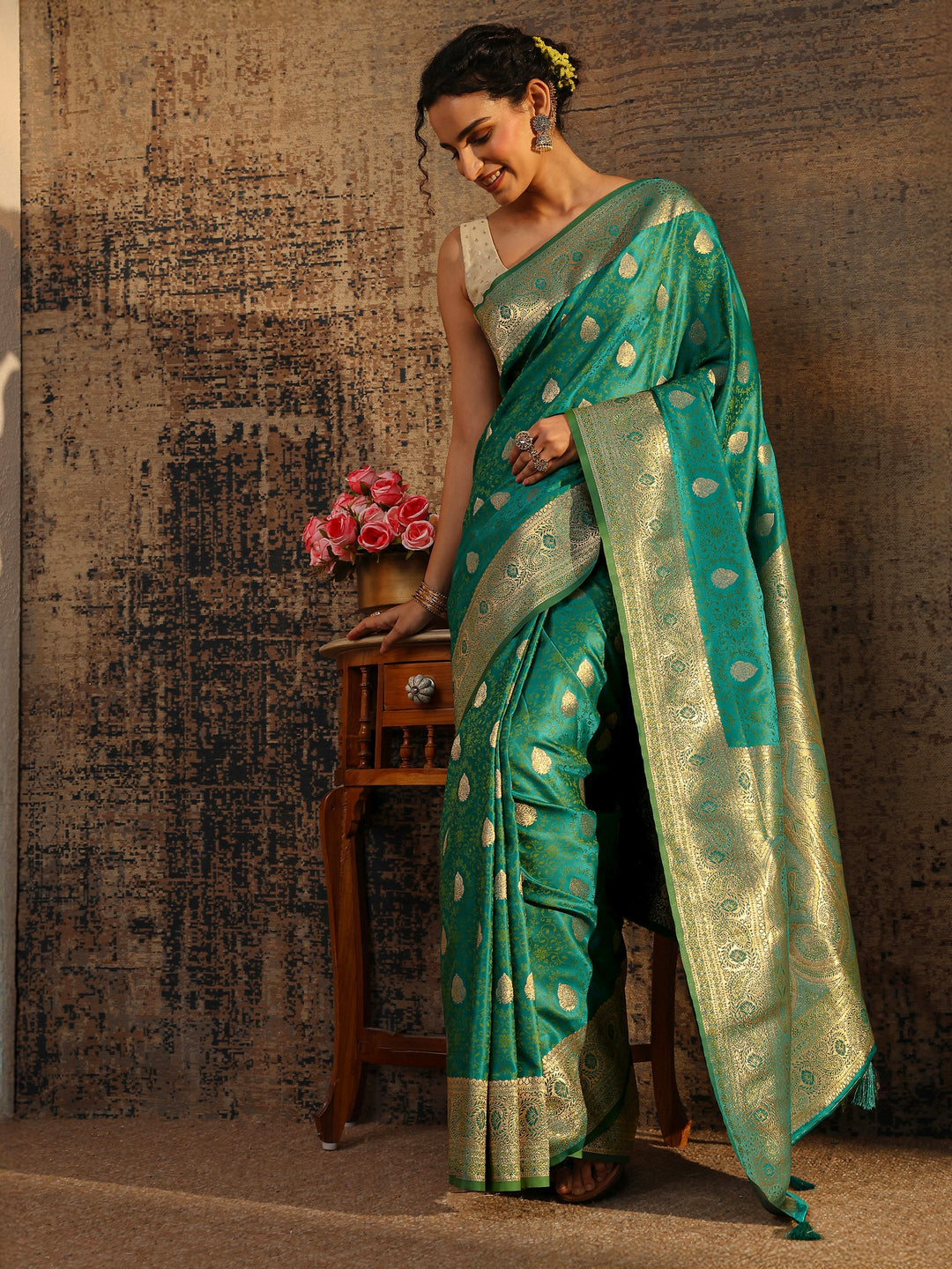 Green Floral Woven Design Silk Blend Saree With Unstitched Blouse Piece