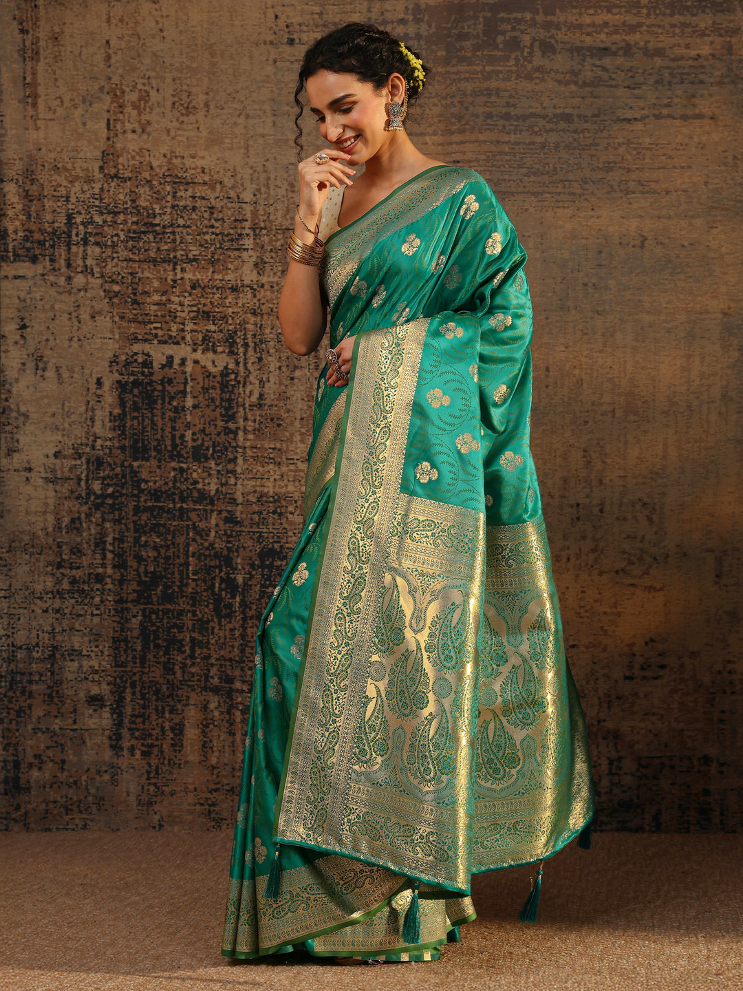 Green Floral Woven Design Silk Blend Saree With Unstitched Blouse Piece