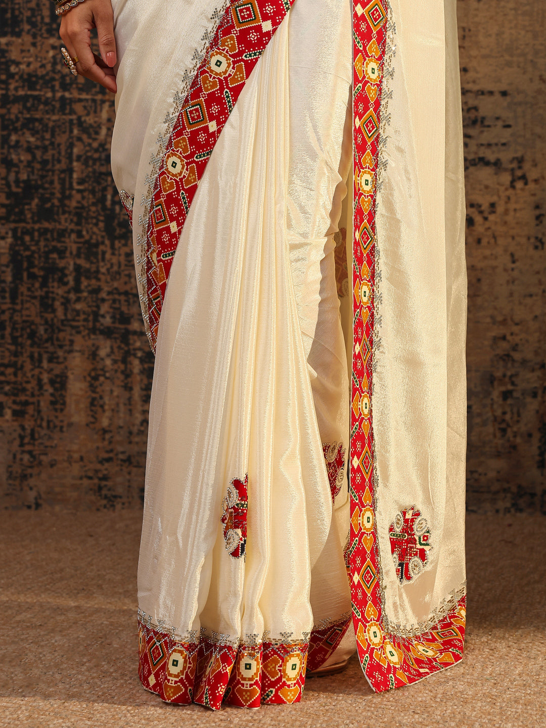 Cream Ethnic Motifs Embellished Silk Blend Saree With Unstitched Blouse Piece