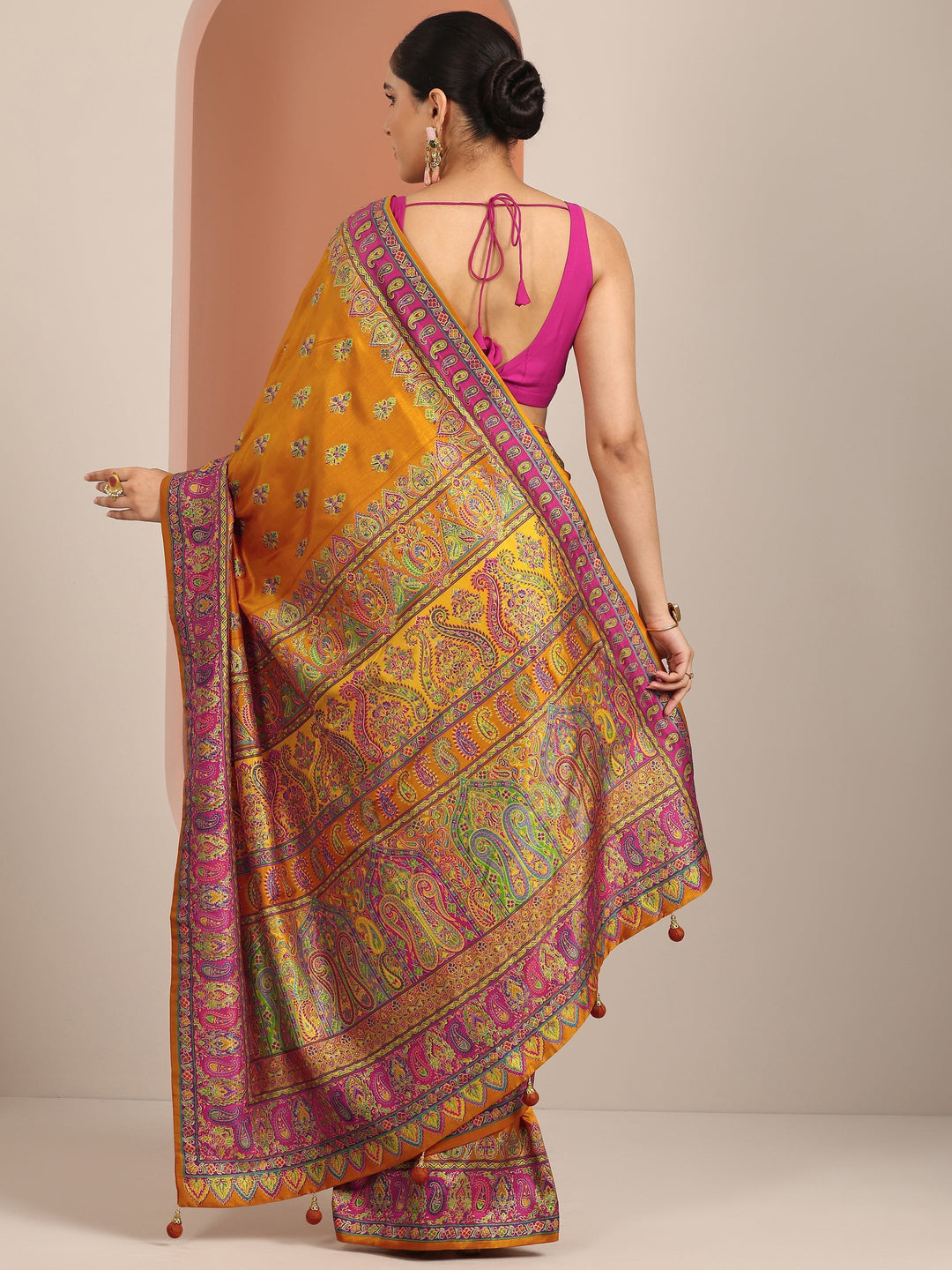 Mustard Printed Silk Blend Saree With Unstitched Blouse Piece