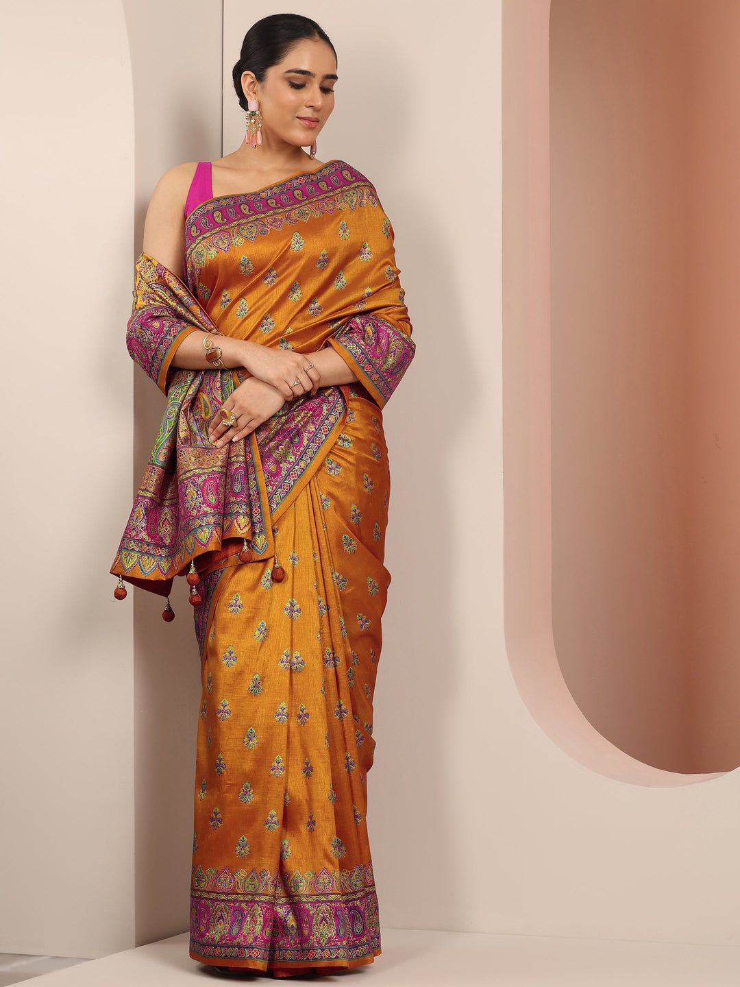 Mustard Printed Silk Blend Saree With Unstitched Blouse Piece