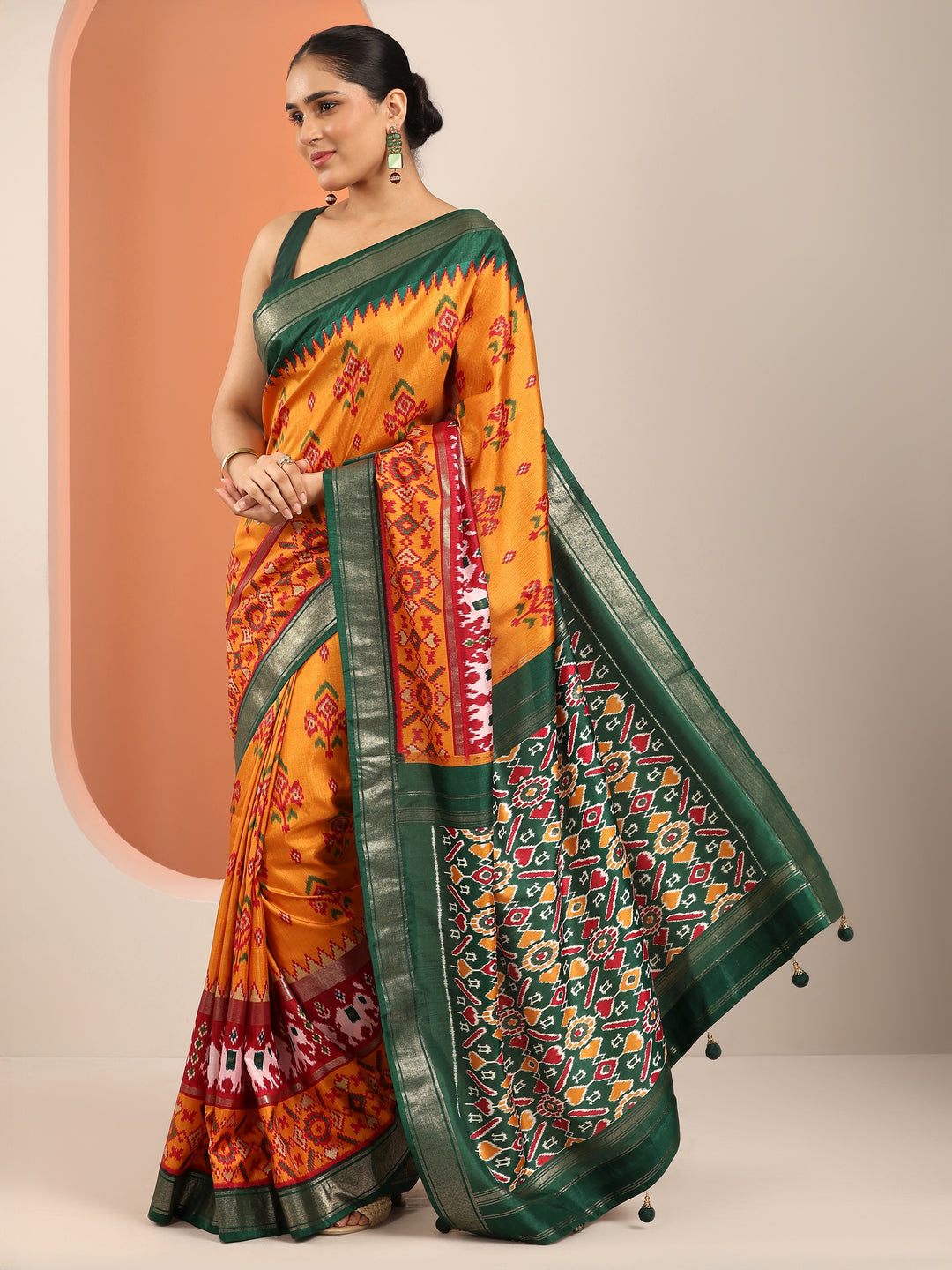 Mustard Printed Silk Blend Saree With Unstitched Blouse Piece