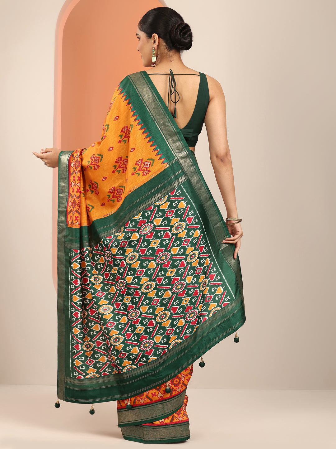 Mustard Printed Silk Blend Saree With Unstitched Blouse Piece