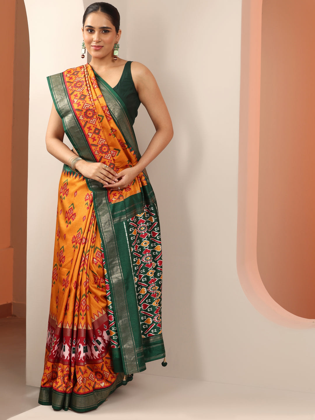 Mustard Printed Silk Blend Saree With Unstitched Blouse Piece