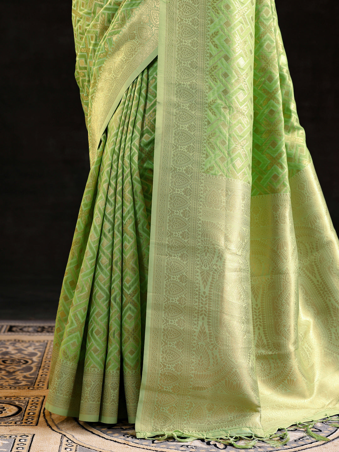Green Woven design Silk Blend Saree With Unstitched Blouse Piece