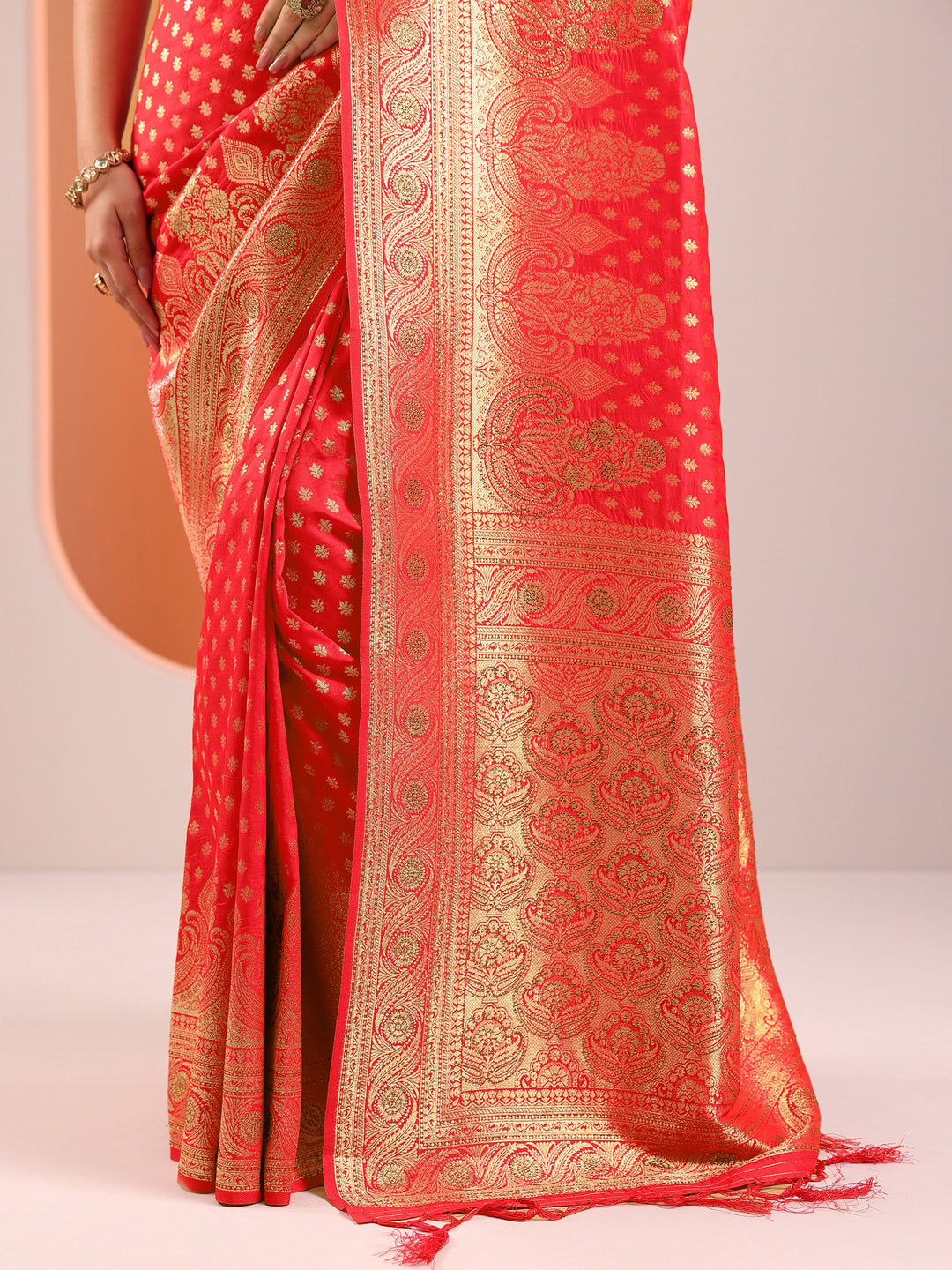 Red Woven Design Silk Blend Saree With Unstitched Blouse Piece