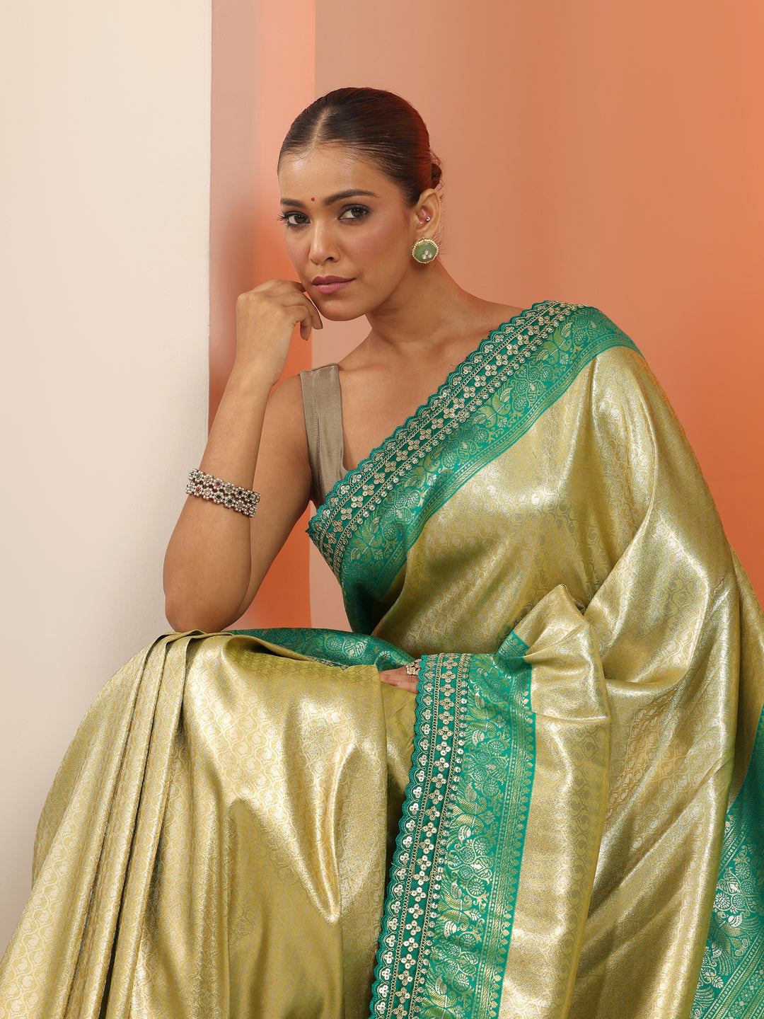 Green  Silk Blend Saree With Unstitched Blouse Piece