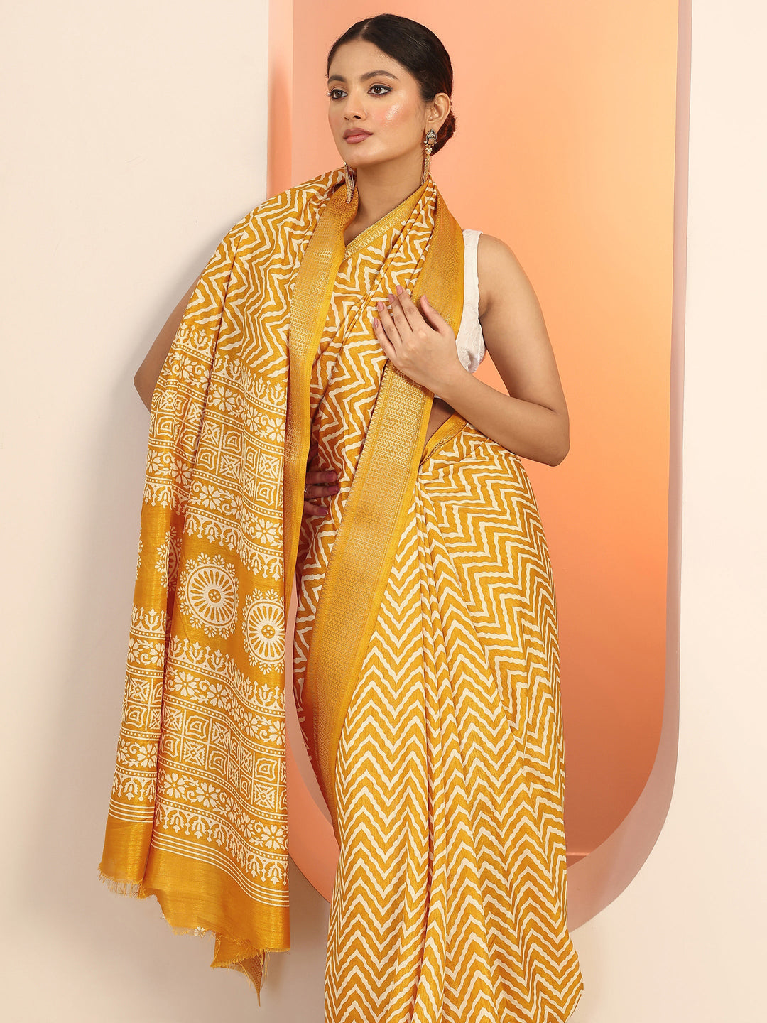 Mustard Printed Silk Blend Saree With Unstitched Blouse Piece