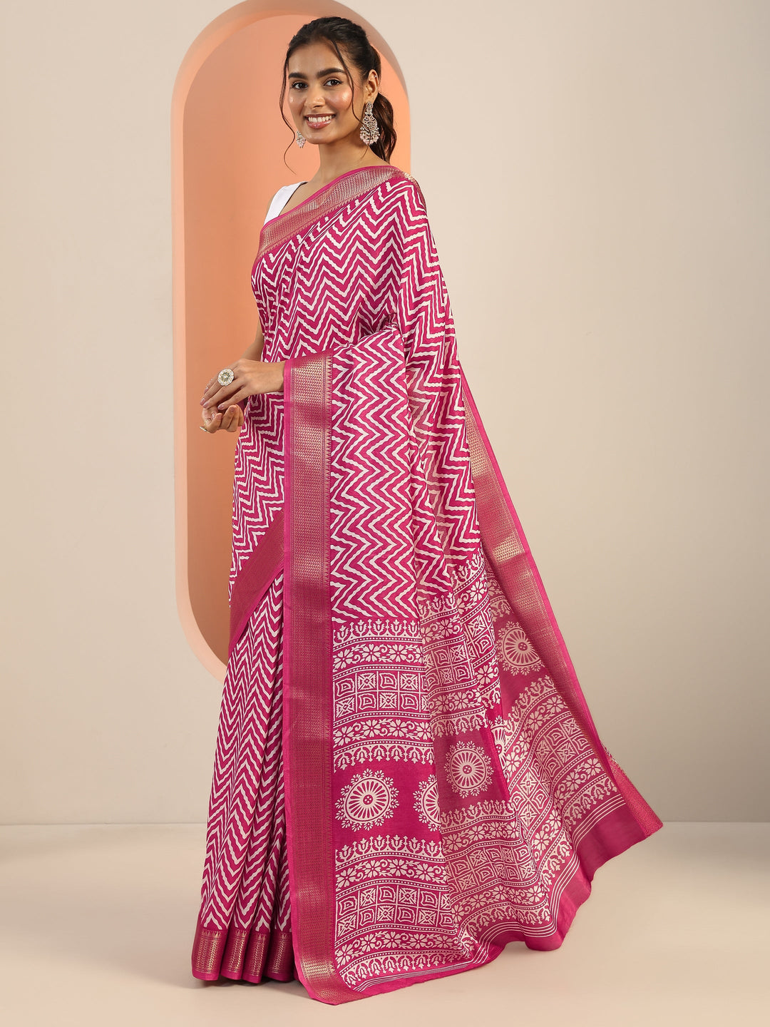 Magenta Printed Silk Blend Saree With Unstitched Blouse Piece